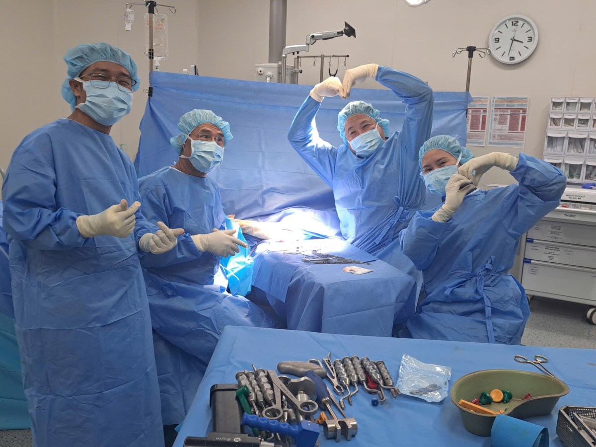 Première pose de prothèse de tête radiale à l&rsquo;hôpital Français&nbsp;d&rsquo;Hanoï